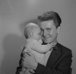 Porträt von Vater mit Baby