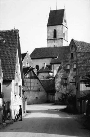 Pfaffenweiler: Straße und Kirche