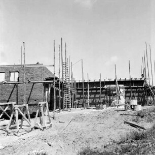 Wohnungsbau: Wohngebiet Kellerberg-Süd: Wohnhäuser im Rohbau mit Gerüsten