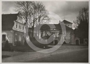 Hofseite des Schlosses Ullersdorf mit Toreinfahrt