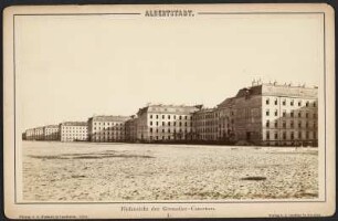 Albertstadt. Hofansicht der Grenadier-Casernen : Albertstadt. Hofansicht der Grenadier-Casernen. Aus: Albertstadt. Sämmtliche Militärbauten in Dresden. 18 Photographien nach der Natur nebst Übersichtsplan. Verlag Adolf Gutbier, Dresden 1880, Blatt 3, Carte Cabinet. Verwalter: SLUB Dresden Hist.Sax.G.573 m