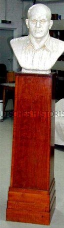Büste Ernst Thälmann (mit Stele) aus dem Arbeitszimmer von Wilhelm Pieck