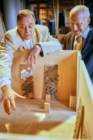 Künstlerarbeiten und Gespräche. Rechts Günther Uecker und links Norman Foster
