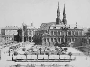 Dresdner Zwinger : Dresden-Altstadt, Zwinger. Blick vom Mathematisch-Physikalischen Salon über Zwingerhof nach Südosten gegen Taschenbergpalais und Sophienkirche