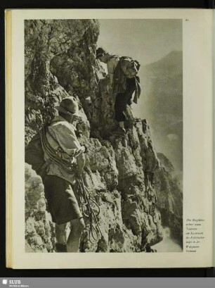 Der Bergführer sichert seinen Touristen am Kaserereck des Kederbacherweges in der Watzmann-Ostwand