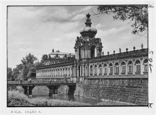 Dresden. Zwinger - Kronentor, Wallgraben und Brücke