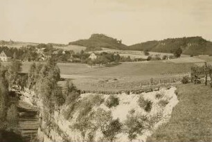 Elbsandsteingebirge. Koppelsdorf, Papstdorf, Kleinhennersdorfer Stein und Papststein. Blick von Osten