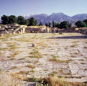 Phaistos. Palast. Großer Mittelhof nach Norden; Morgenlicht