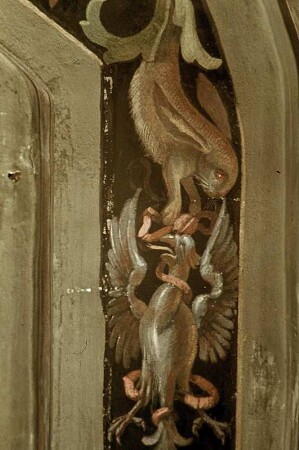 Fensterrahmung mit weiblicher Maske, Greifvögeln, Schlangen, Hasen, Putten und Katzen