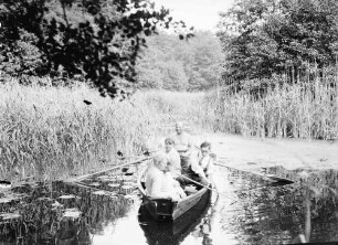 Mark: Mami und ich (Willy Pragher) im Fischerkan, Toni Baum