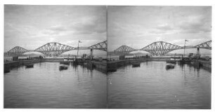 Edinburgh (Großbritannien). Eisenbahnbrücke über den Firth of Forth, im Vordergrund Hafenbecken