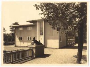 Ausstellungsgarten Jubiläums-Gartenbau-Ausstellung 1926, Dresden: Der kleine Hausgarten mit Hellerauer Haus: Seitenansicht, Seitenansicht