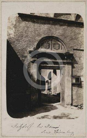 Portal am Schloss Matzdorf mit Wappen