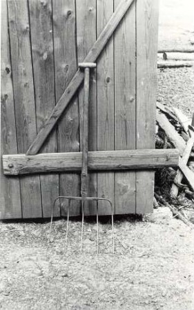 Landwirtschaftliches Arbeitsgerät in Sabrodt, Streugabel : Viehwirtschaft - häusliche Viehwirtschaft. Ort: Zabrod / Sabrodt. Haus Nr. 43. Streugabel.