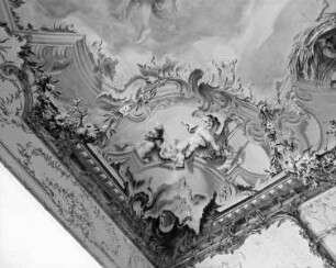 Innendekoration des Weißen Saales — Allegorische Darstellung des fürstlich-sommerlichen Landlebens — Putti mit Notenblatt, Cello und Fagott