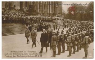 Reichspräsident von Hindenburg nach Eidesleistung, beim Abschreiten der Front vor dem Reichstagsgebäude am 12.05.25