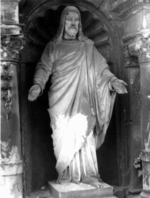 Wandgrabmal der Apothekerfamilie Hähnel : Wandgrabmal der Apothekerfamilie Hähnel. Stein (um 1898). Nischenfigur eines segnenden Christus'. Dresden-Friedrichstadt, Neuer (Äußerer) Katholischer Friedhof