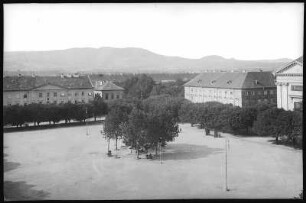 Theresienstadt. Rathaus und Hauptwache : Theresienstadt. Rathaus (1838) und Hauptwache am Paradeplatz (Exerzierplatz der Garnison), daneben Garnisonskirche