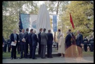 Fotografie: Enthüllung des Denkmals für General Friedrich Wilhelm Baron von Steuben an der Clayallee in Berlin-Dahlem