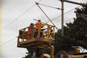 Bahnhof: Elektrifizierung der Bahnstrecke Hamburg - Lübeck: Montage der Oberleitungsmasten