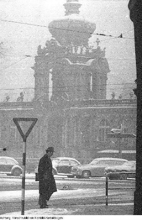 Winter in Dresden, Katzen im Schnee, Treibeis auf der Elbe, Schneetreiben am Postplatz, Frau beim Streuen des Gehweges, Pioniere beim Wintersport: Rodeln, Eislaufen, Eisstockschießen, 1959 - 1963