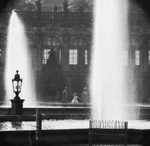 Dresden-Altstadt. Zwinger (1709-1728; M. D. Pöppelmann, B. Permoser). Zwingerhof. Langgalerie und Brunnen