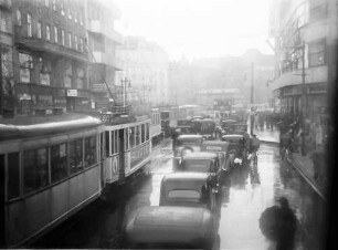 Berlin: Regen in der Potsdamer Straße