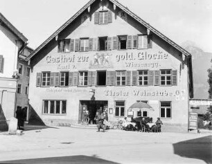 Reutte, Gasthof zur gold. Glocke : Österreich, Reutte in Tirol. Straßenbild mit Gasthaus zur gold. Glocke