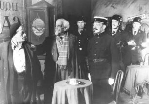 Hamburg. "Haus der Jugend" Altona, einem ehemaligen Berufsschulzentrum. Schauspieler führen dieTragödie " Jacobowsky und der Oberst" auf.