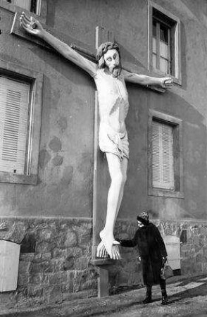 Cernay, Sennheim: Heil- und Pflegeanstalt St. André, Riesenchristus am Haus