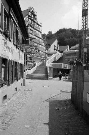 Freiburg i. Br.: Schlossberggarage: Gasse zum Garagenneubau am Schlossbergring