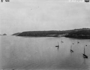 Segelboote : Segelboote ankern in einer Bucht zwischen Cancale und Kap Grouin.