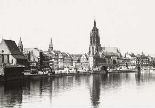 Frankfurt am Main, Stadtansicht : Frankfurt am Main. Blick von der Untermainbrücke nach Nordosten gegen Katholische Kirche St. Leonhard, Mainkai, Dom und Eisernen Steg