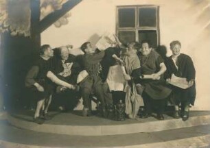 "Ein Sommernachtstraum" von William Shakespeare. Szenenbild mit Frank Ostwald, Tom Farecht und Martin Hellberg als Handwerker, Walther Kottenkamp als Squenz, Friedrich Lindner als Zettel und Paul Hoffmann als Flaut. 1. Akt, 2. Szene. Dresden: Schauspielhaus, 12.06.1930