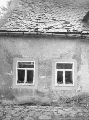 Altenberg, Bachstraße 7. Wohnhaus. Fassadendetail: Fenster und stark beschädigtes Schieferdach