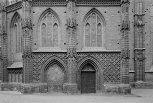 Brandenburg. Pfarrkirche St. Katharinen (1401/1434), Doppelportal und Fenster der Marienkapelle an der Nordseite
