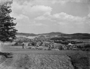 Oberlausitz. Blick über Großpostwitz mit Ortsteil Berge zur Czorneboh-Kette