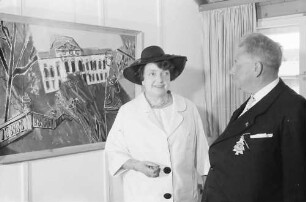 Bernau: Frau Prof. Fuhr (Gattin des Preisträgers) und Regierungspräsident Dichtel, vor Gemälde