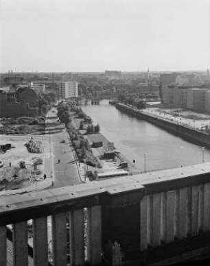 180° Panorama, Bild 11 von 11. Blick von der Hansa-Schule über das Baugelände der Interbau 57 Richtung Wohnhaus Giraffe. Berlin-Hansaviertel, Altonaer Straße