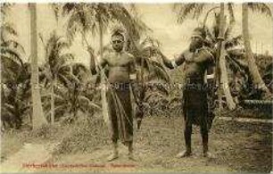 Einheimische mit traditionellen Speeren in Herbertshöhe, Deutsch-Neuguinea