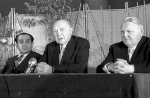 Baden-Baden: Kurhaus; Mendès France und Adenauer beim Schlusskommuniqué; ganzer Tisch mit Prof. Hallstein und Erhard