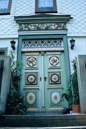 Haustürportal Dorfstraße 12; steht unter Denkmalschutz