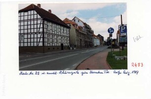 Hornsche Straße 25. Häuserzeile ab Nummer 25 Ecke Gartenstraße - Blick Richtung Hornsches Tor, rechts das Parkhaus. Detmold