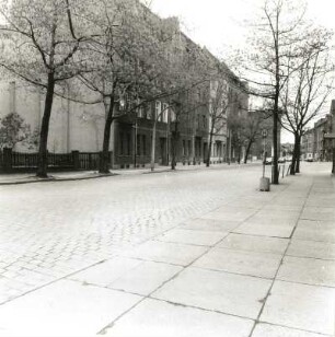 Cottbus, Wilhelm-Külz-Straße. Blick nach Nordost mit Wohnhäusern, Nr. 49/51