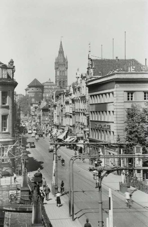 Königsberg, Straßenszene : Königsberg (Kaliningrad/Russland). Langgasse/Kantstraße. Blick nach Nordnordost zum Schlossturm. Im Vordergrund Straßenbrücke (Klappbrücke) über das Hundegatt mit Spezialmasten für Straßenbahnleitung