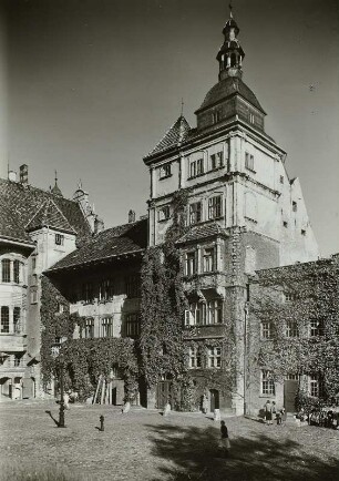 Güstrow. Schloss Güstrow (Südflügel 1558/1570; F. Parr, Ch. Parr, Nordflügel 1587/1591; Ph. Brandin, 1594 Erweiterung; C. Midow, 1671 Bauabschluss; Ch. Ph. Dieussart). Hofansicht (Teilansicht)