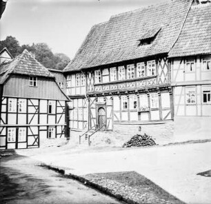 Fachwerkhaus : Blick auf einen Hof mit Fachwerkarchitektur