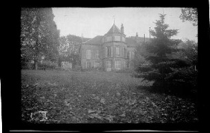 Bei Metz (=Saint-Julien-lès-Metz, Dep. Moselle, Frankreich): "Haus Lanique" (Parkseite, Distanzaufnahme)