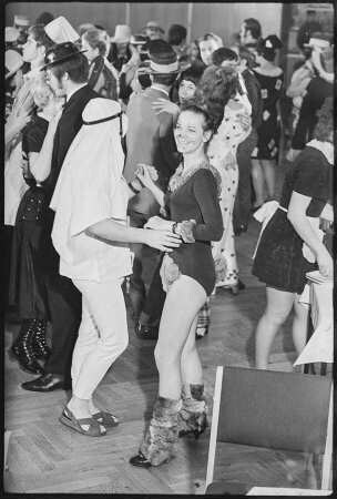 Party zu Karneval, 1970er Jahre. SW-Foto © Kurt Schwarz.