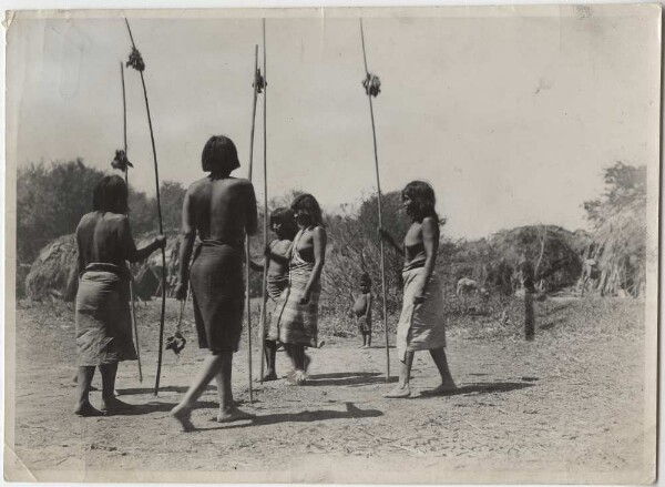 Tanzende Frauen mit Rassellanze (Chulupi)